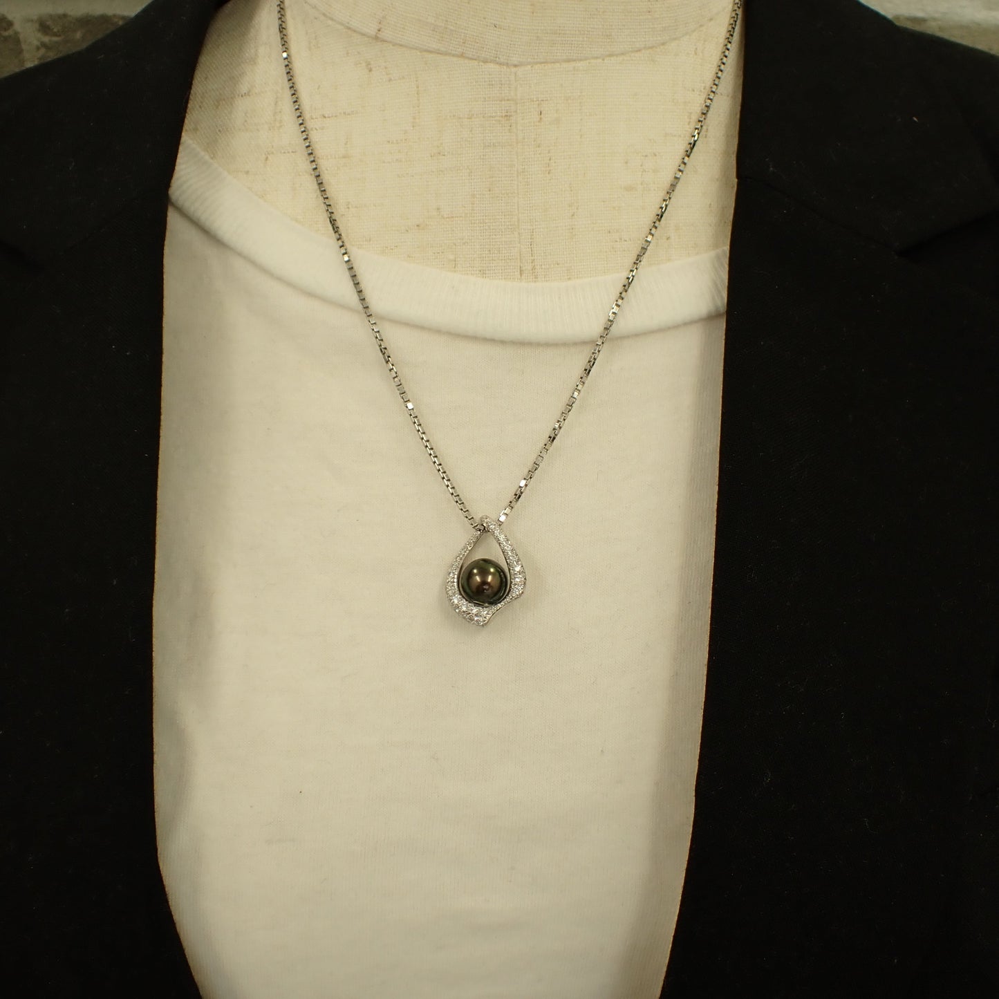 K18WG 黒蝶真珠 ピーコックカラー ダイヤモンド  0.25ct  4.0g 9.0mm珠 MOP00274