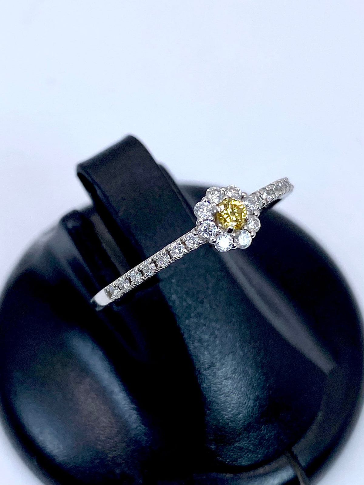 FANCY VIVID YELLOW ダイヤモンド 0.055ct / ダイヤモンド 計0.19ct Pt950 リング 12号【リフレッシュメント(新品仕上げ・補修・洗浄等済)】【3日以内返品可（※カード/キャリア決済の場合）】