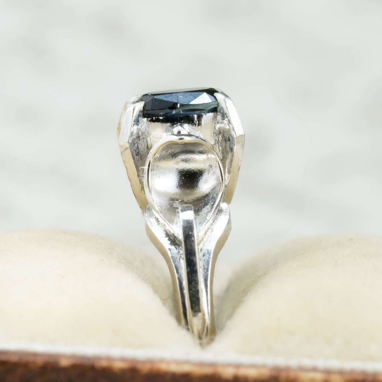 昭和ジュエリー サファイアリング 0.52ct K14WG 昭和レトロ 和デコ ヴィンテージ 指輪 青石 クールデザイン MOR00619