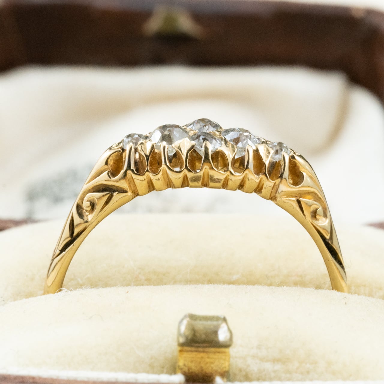イギリス アンティークジュエリー K18 ロンドン1890年 オールドカット 5石 リング  ベルチャーセッティング 手彫り装飾 フローラルデザイン オールドヨーロピアンカットダイヤモンド DR00636 Daisy Ring