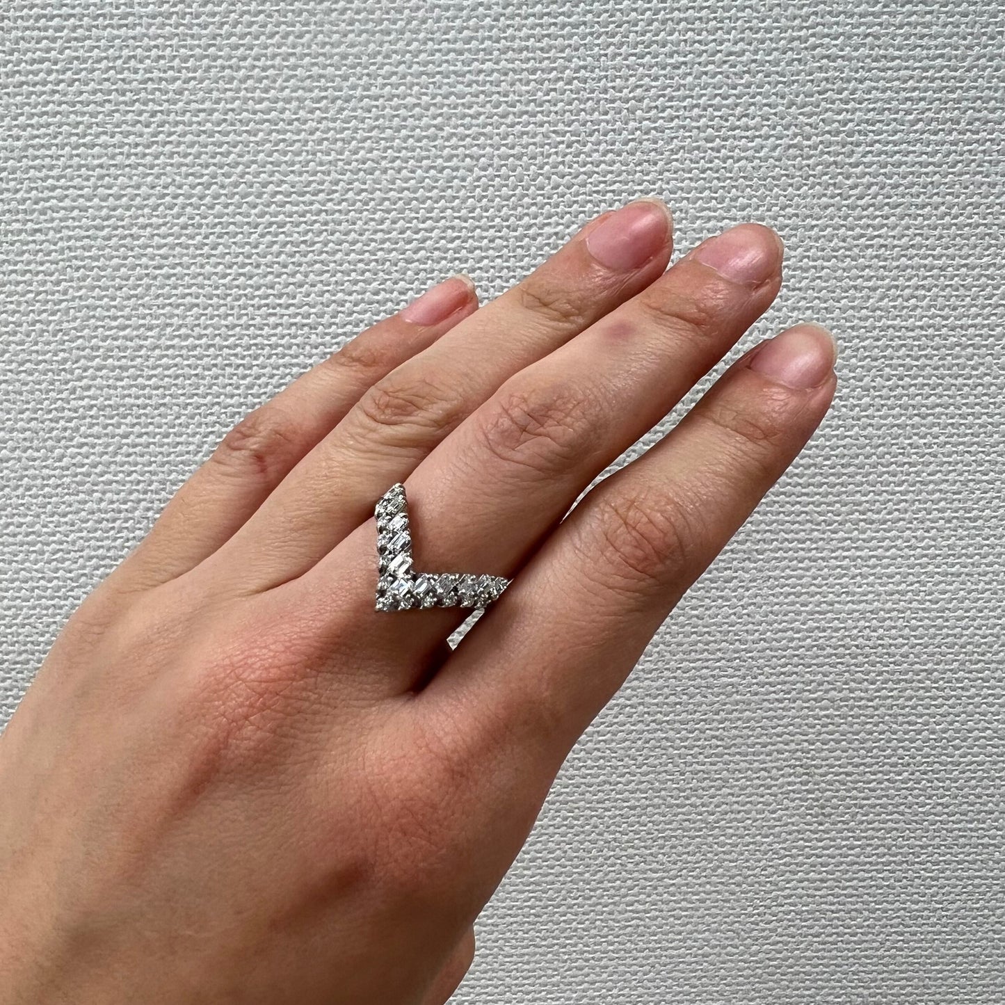 【日本の作品】ヴィンテージ 昭和ジュエリー Pt900 ダイヤモンド 0.7ct V字シェイプ 透かし レトロ デザイン シルバーカラー リング OKR00205