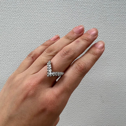 【日本の作品】ヴィンテージ 昭和ジュエリー Pt900 ダイヤモンド 0.7ct V字シェイプ 透かし レトロ デザイン シルバーカラー リング OKR00205