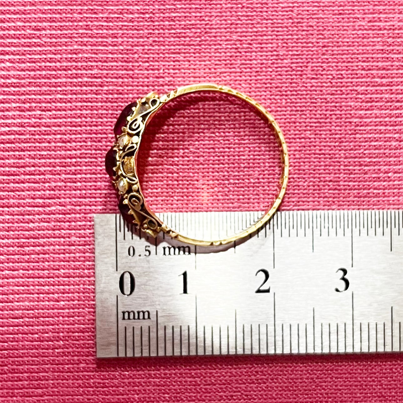 アンティークジュエリー イギリス アンティーク 彫刻 手彫り ドレス デザイン リング K15 1881 真珠 〜熟成ワインのような甘美なアンティークリングを貴女に〜 DR00685
