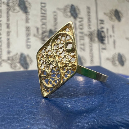 DR00650 フランス ヴィンテージ フィリグリー 透かしデザイン リング 金刺繍 細工 イニシャルリングの様なデザインが素敵
