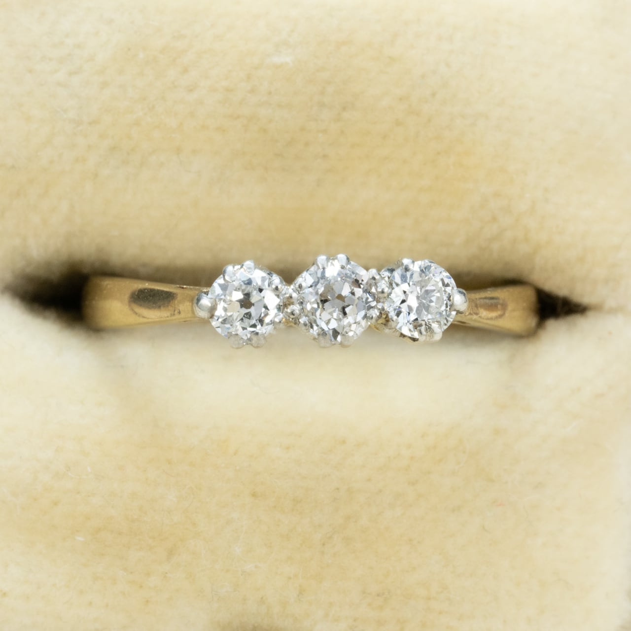 イギリス  アンティークジュエリー 3stone K18 /Pt  ゴールド コンビカラー シンプルデザイン リング オールドカットダイヤモンド 約0.2ct  1900年初頭頃  DR00726