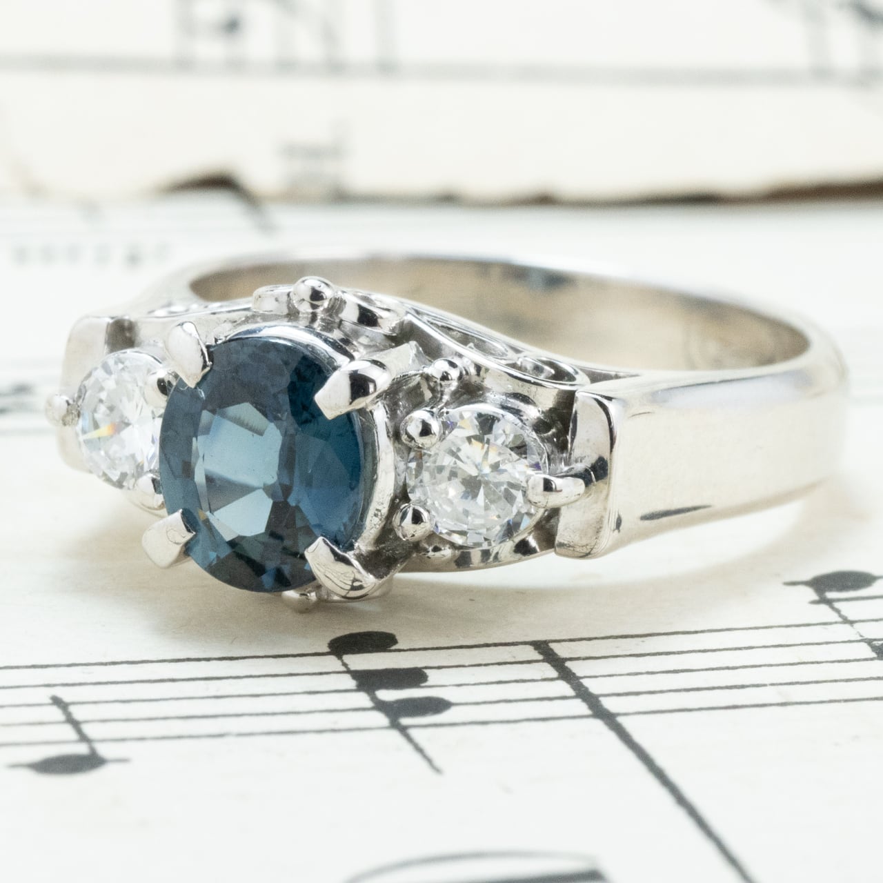 Pt900 天然サファイア 2.47ct × ダイヤモンド  昭和レトロ リング｜3ストーン 透かし細工  ゴージャス ヴィンテージジュエリー 9.5号｜DaisyRing OKR00228