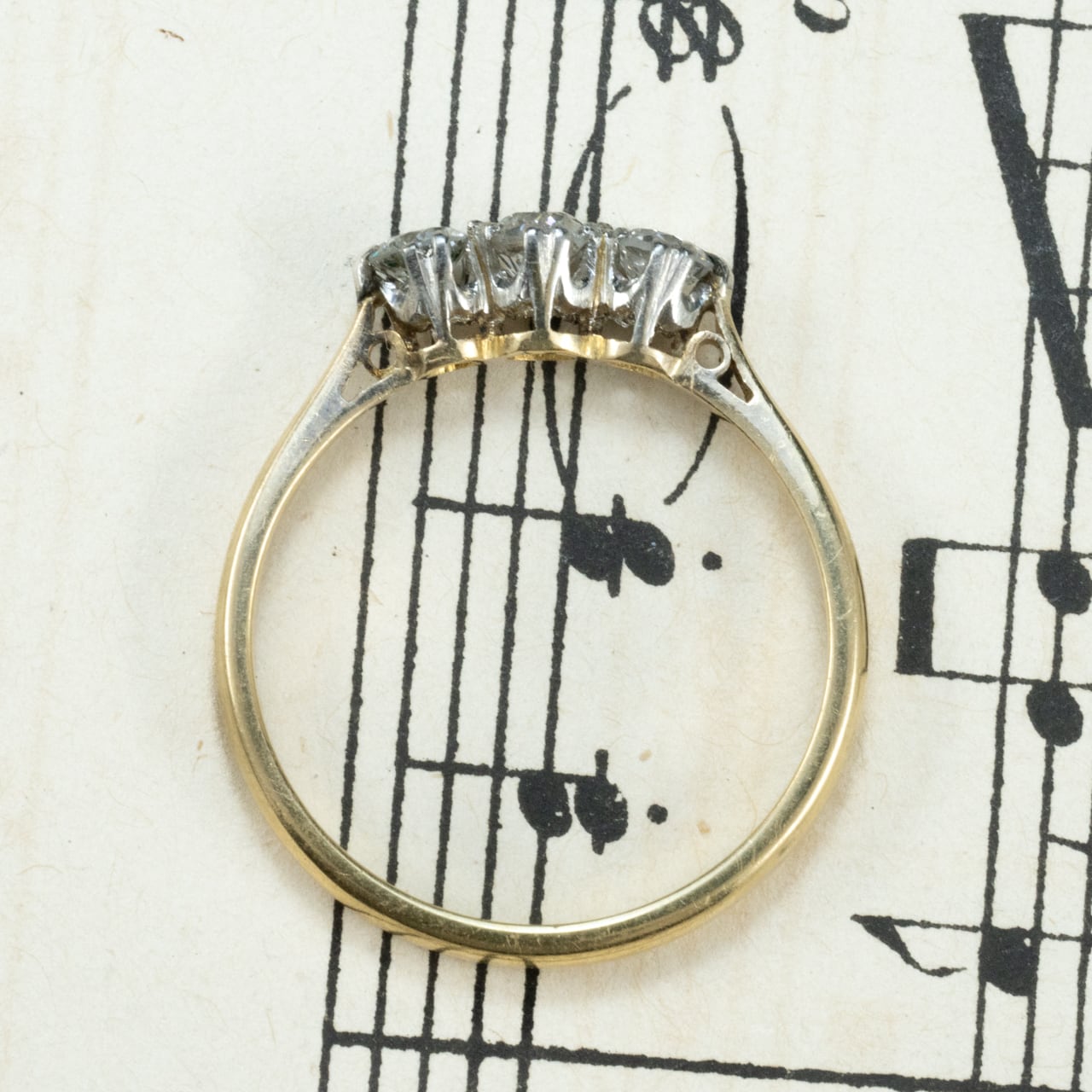 イギリス  アンティークジュエリー 3stone K18 /Pt  ゴールド コンビカラー シンプルデザイン リング オールドカットダイヤモンド 約0.2ct  1900年初頭頃  DR00726