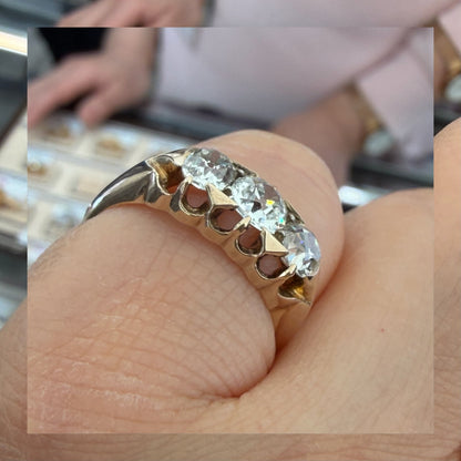 アンティーク ジュエリー イギリス K18   アンティークリング オールドマインカットダイヤモンド  約1ct 3石 トリロジー ベルチャーセッティング 1800年代後半 DR00740 Daisy Ring