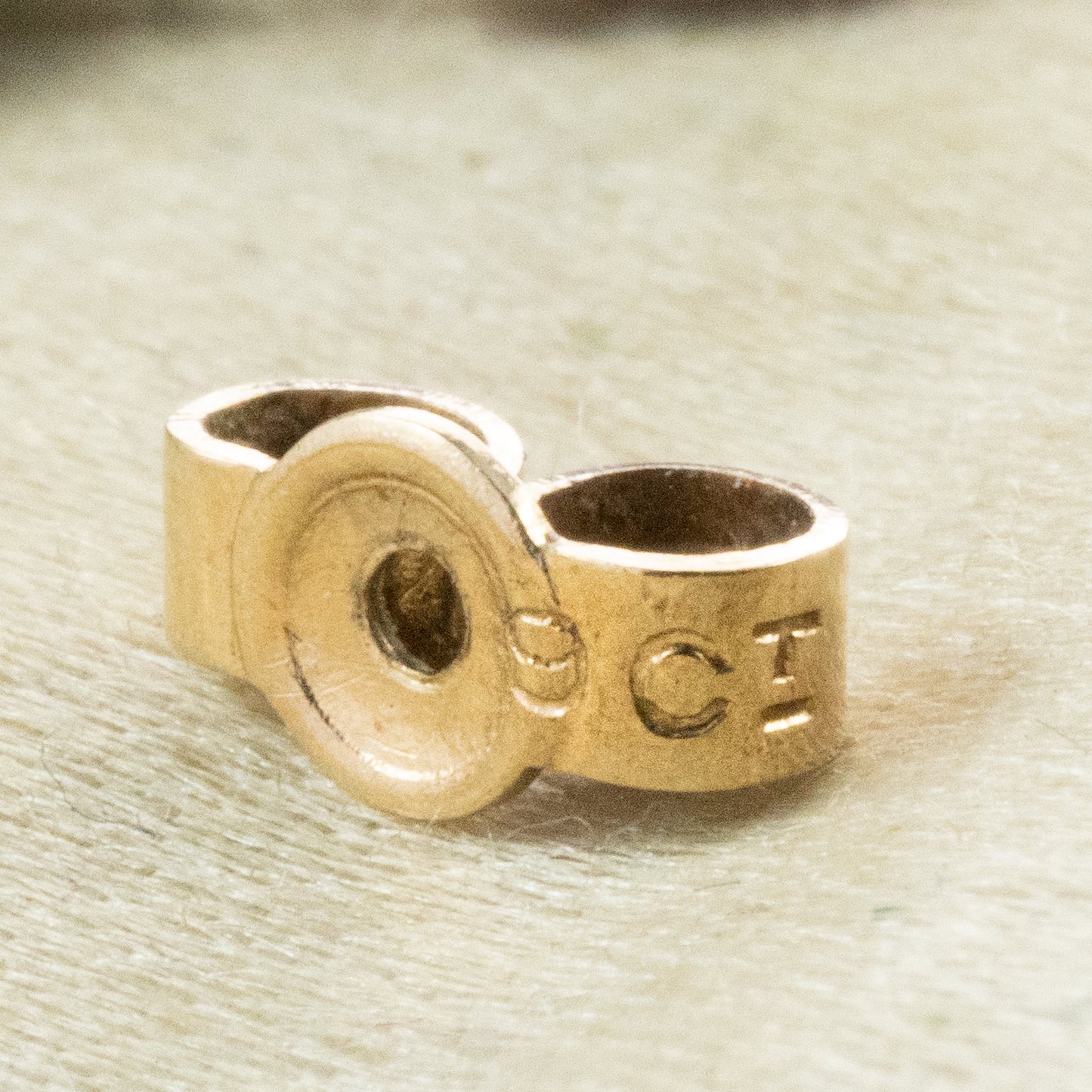 アンティークジュエリー アンティークピアスK10/チャームメタル 英バーミンガム 1891 合成石/アメシスト K9（キャッチ）〜クラシカルな華やかさを耳元に♪〜 DE00040