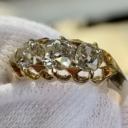 アンティーク ジュエリー イギリス K18   アンティークリング オールドマインカットダイヤモンド  約1ct 3石 トリロジー ベルチャーセッティング 1800年代後半 DR00740 Daisy Ring