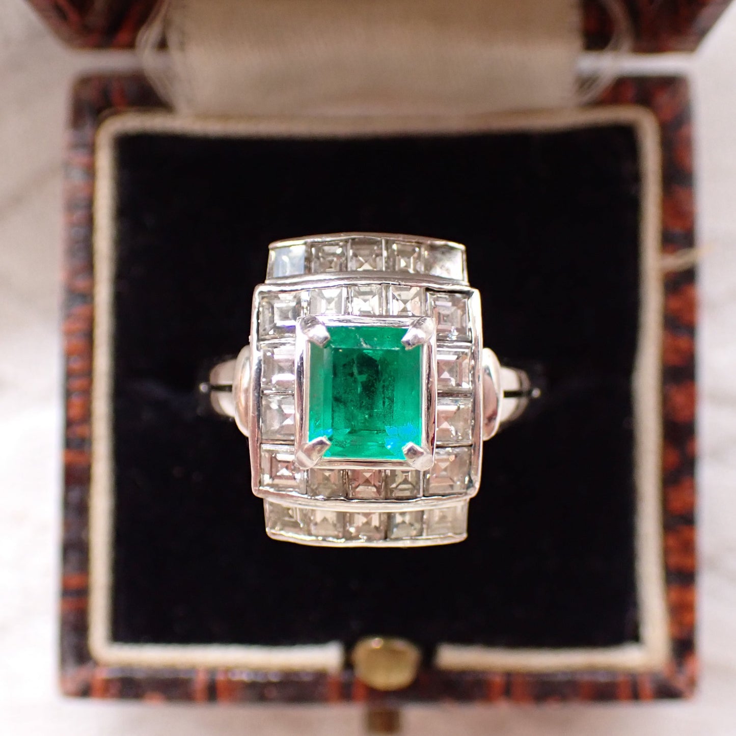 昭和レトロ ヴィンテージジュエリー 透かし 和デコ ザマス デザインリング 指輪 Pt900 エメラルド 0.83ct ダイヤモンド 1.3ct シルバーカラー MOR00699