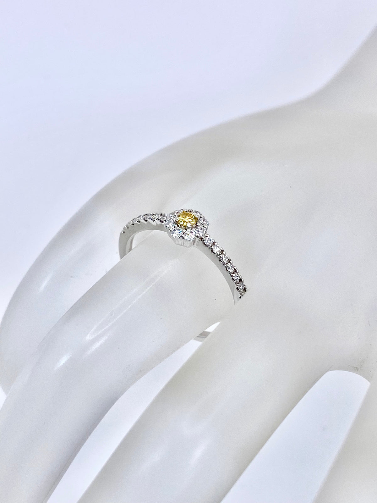 FANCY VIVID YELLOW ダイヤモンド 0.055ct / ダイヤモンド 計0.19ct Pt950 リング 12号【リフレッシュメント(新品仕上げ・補修・洗浄等済)】【3日以内返品可（※カード/キャリア決済の場合）】