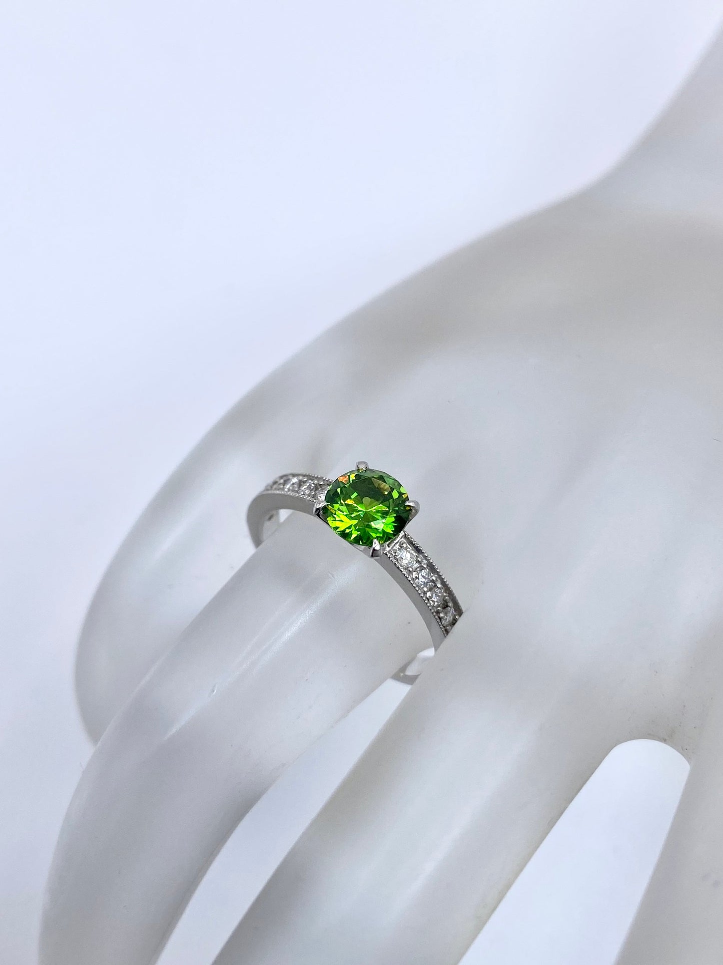 デマントイドガーネット 0.80ct / ダイヤモンド 計0.16ct Pt950 リング 11号【リフレッシュメント(新品仕上げ・補修・洗浄等済)】【3日以内返品可（※カード/キャリア決済の場合）】