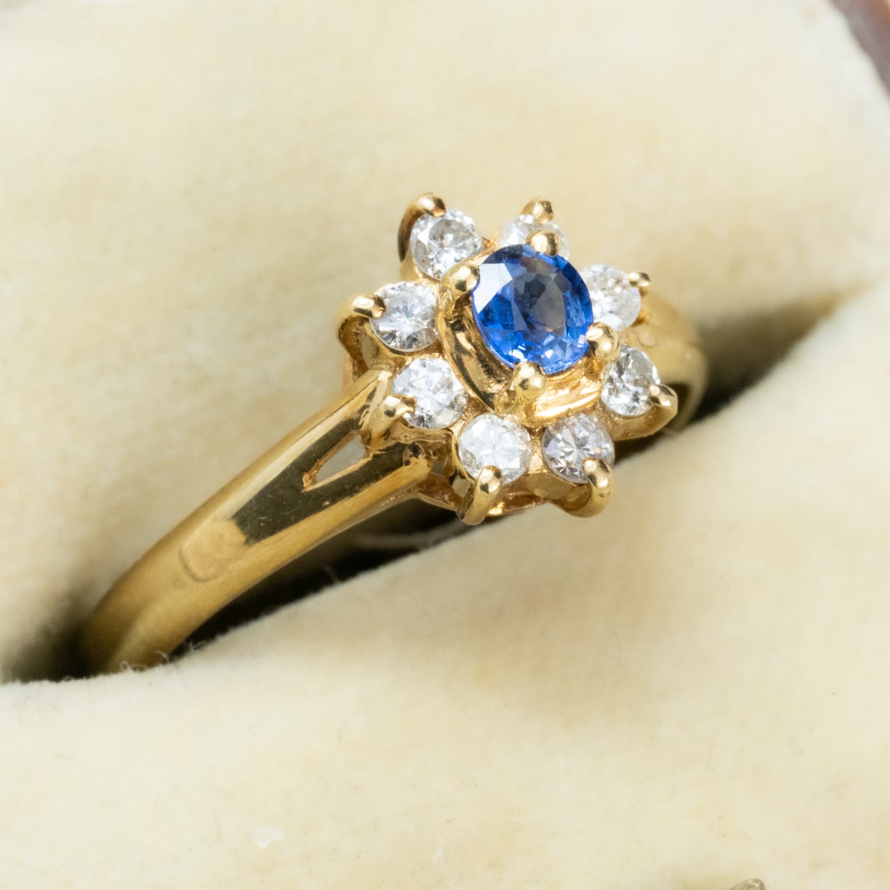 ヴィンテージジュエリー 服部時計店 K18  サファイア 0.17ct  ダイヤモンド 0.2ct クラスター 小花デザイン ゴールド リング 〜楚々とした高原の花のような優しさ〜OKR00245