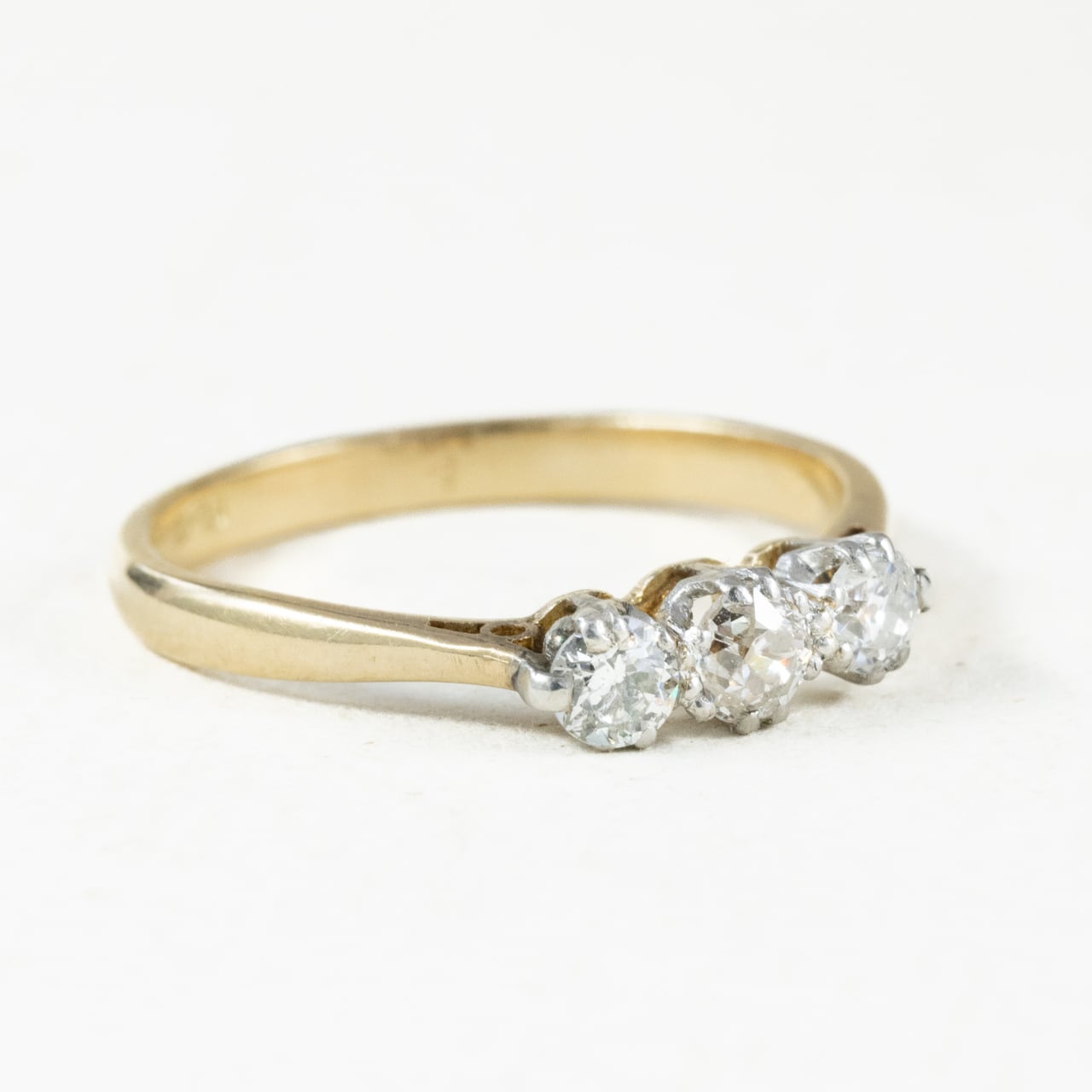 イギリス  アンティークジュエリー 3stone K18 /Pt  ゴールド コンビカラー シンプルデザイン リング オールドカットダイヤモンド 約0.2ct  1900年初頭頃  DR00726