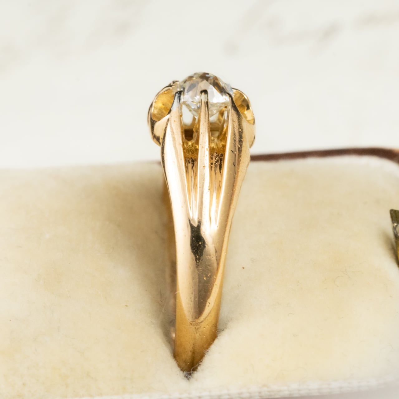 イギリスアンティーク ジュエリー K18 オールドマインカットダイヤモンド 約0.5ct ベルチャーセッティング 1905年製 バーミンガム 彫り装飾 ゴールド リング DR00776  Daisy Ring
