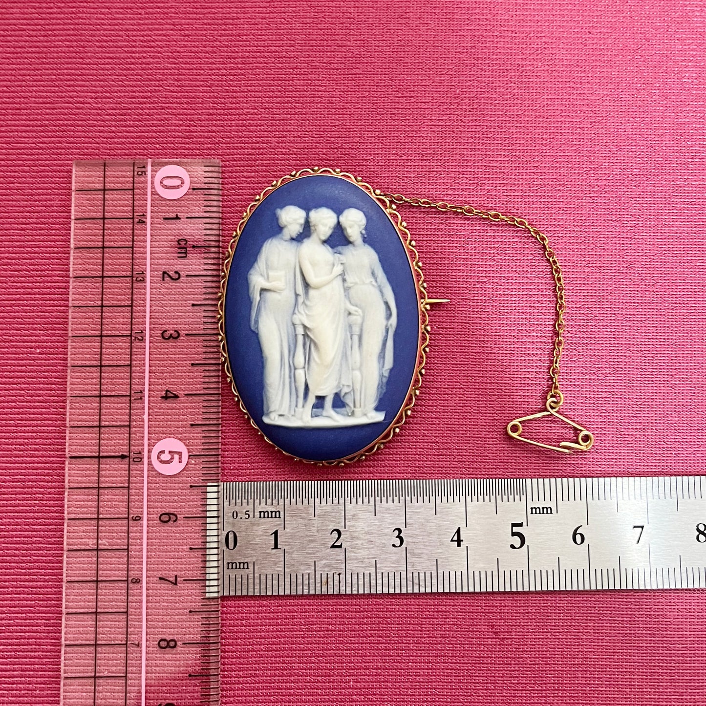 K９イギリス ウエッジウッド wedgwood ヴィンテージ カメオ ブローチ 〜空の青に魅せられて…女神達の語らい〜 MOBR00027