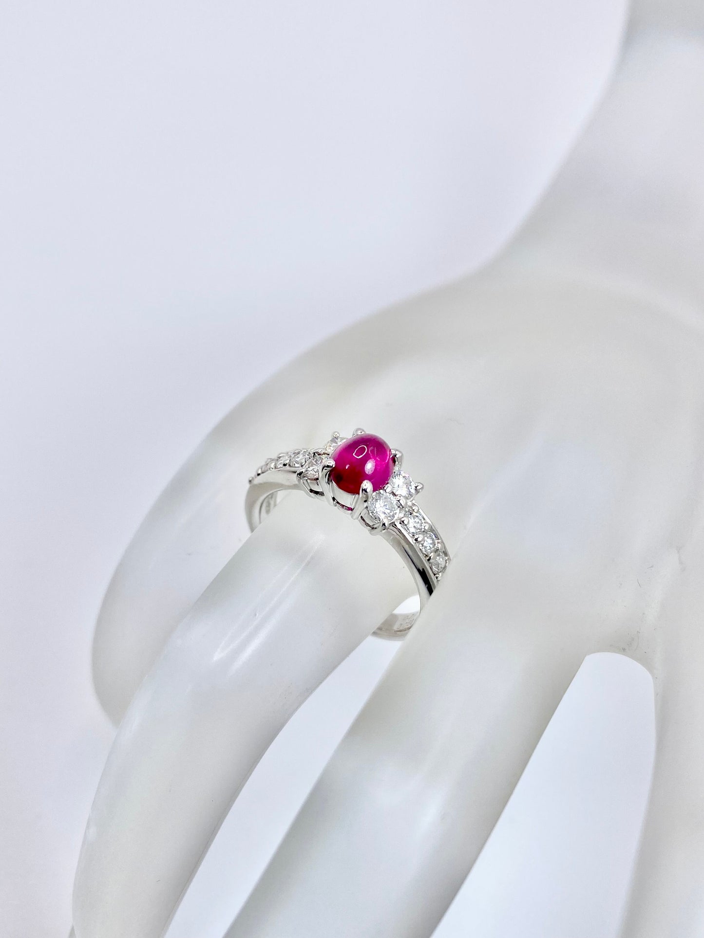 【夏季全体SALE（ジュエリー）~7/31】ルビー（キャッツアイ風）0.71ct / ダイヤモンド 計0.50ct  Pt900 リング 11号【リフレッシュメント(新品仕上げ・補修・洗浄等済)】【3日以内返品可（※カード/キャリア決済の場合）】