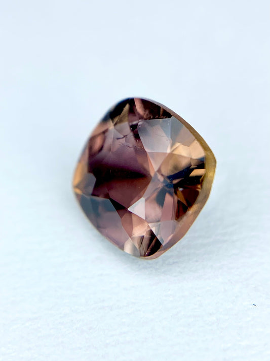 アキシナイト 0.68ct ルース 2枚目