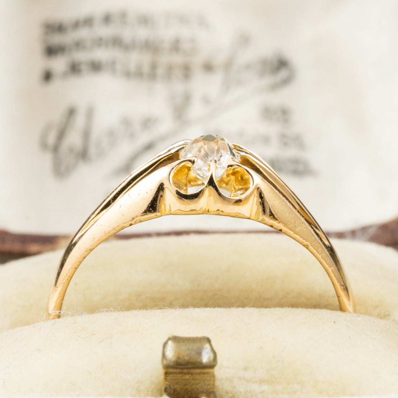イギリスアンティーク ジュエリー K18 オールドマインカットダイヤモンド 約0.5ct ベルチャーセッティング 1905年製 バーミンガム 彫り装飾 ゴールド リング DR00776  Daisy Ring