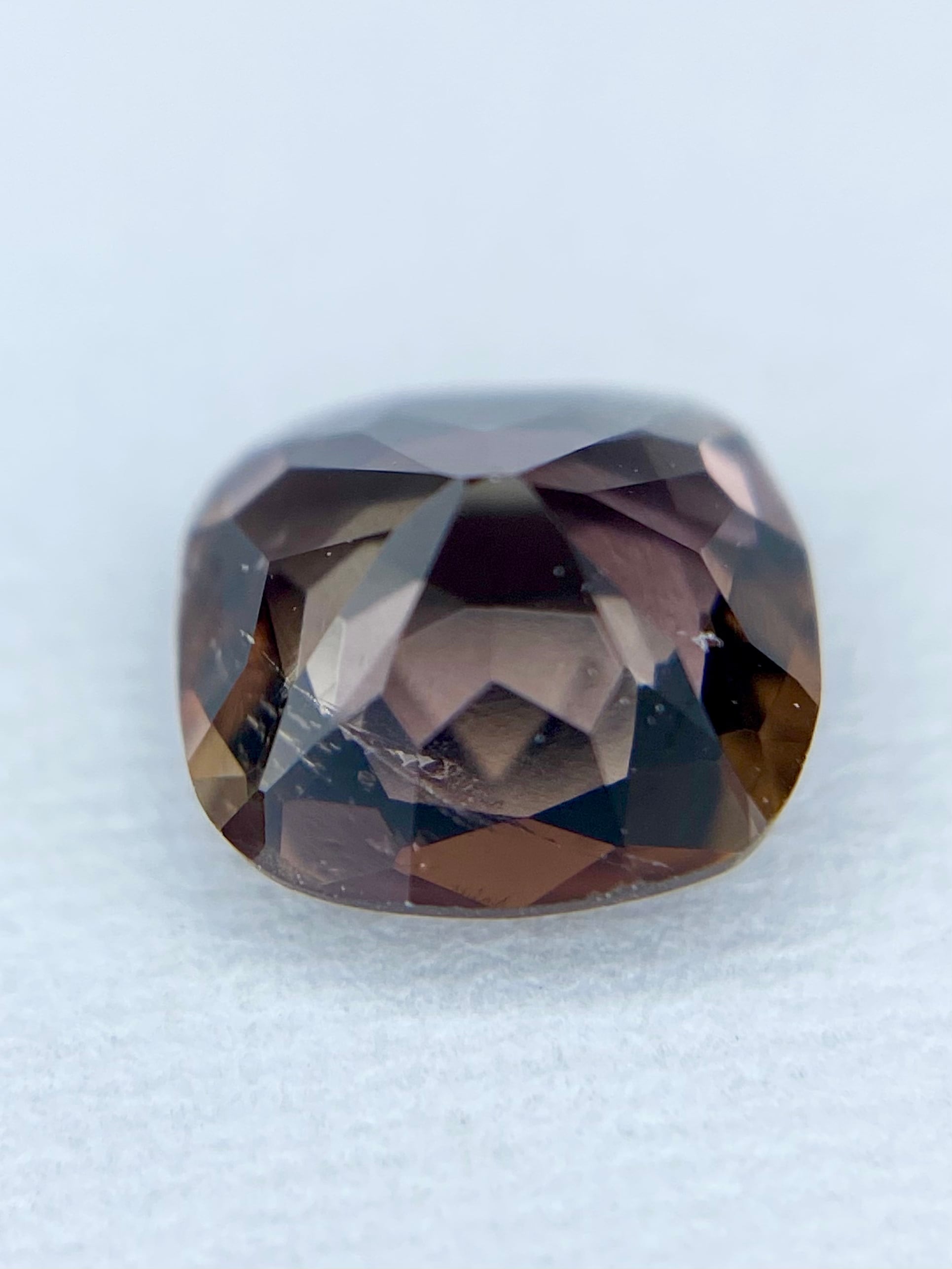 アキシナイト 0.68ct ルース 5枚目