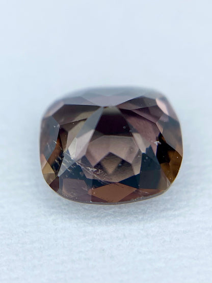 アキシナイト 0.68ct ルース 5枚目