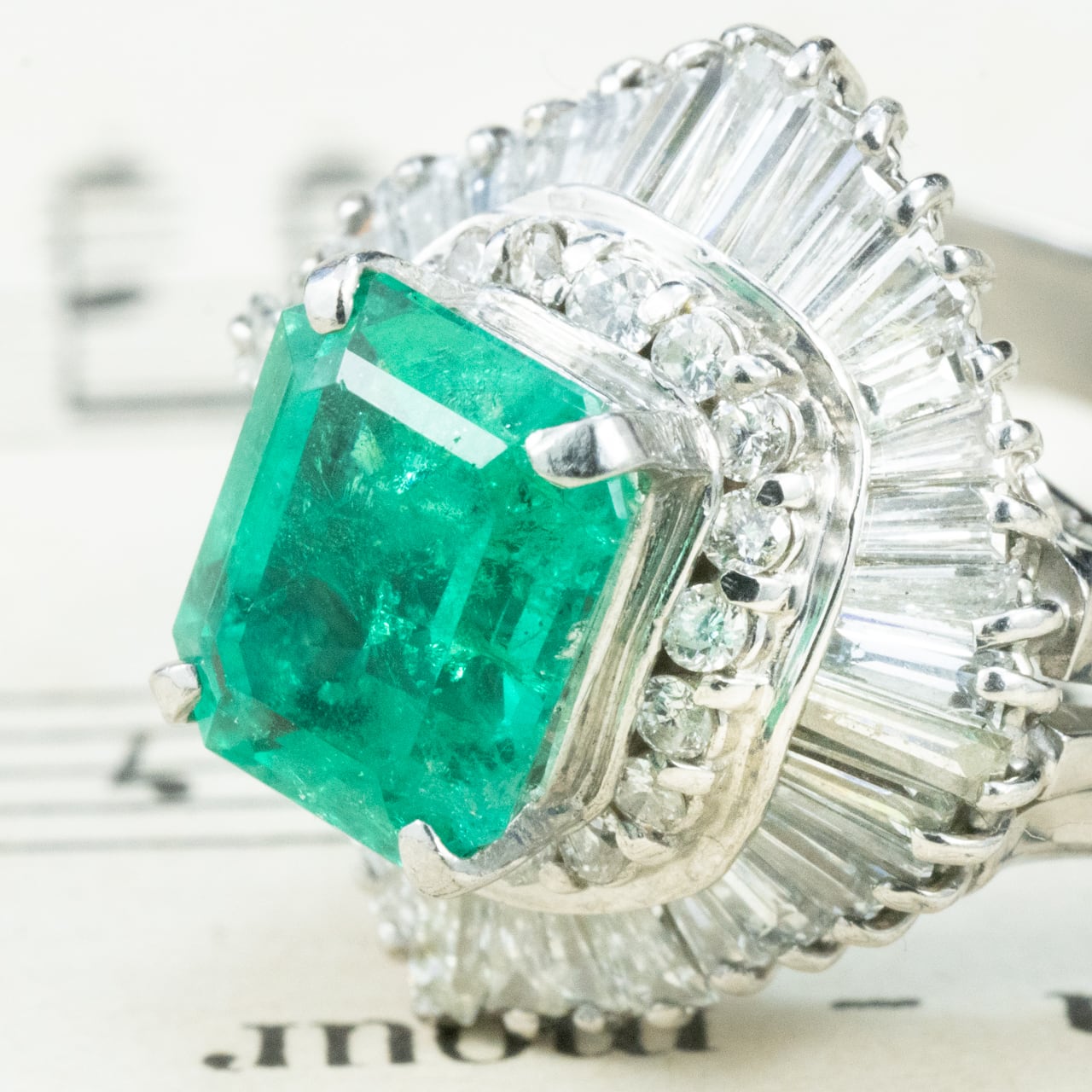 昭和ジュエリー エメラルド ダイヤモンド リング Pt900 1.79ct 1.4ct バレリーナセッティング ヴィンテージ 昭和レトロ MOR00698