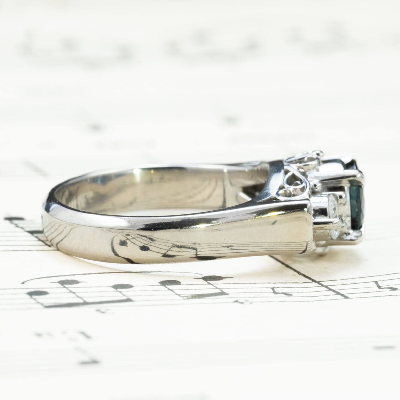 Pt900 天然サファイア 2.47ct × ダイヤモンド  昭和レトロ リング｜3ストーン 透かし細工  ゴージャス ヴィンテージジュエリー 9.5号｜DaisyRing OKR00228