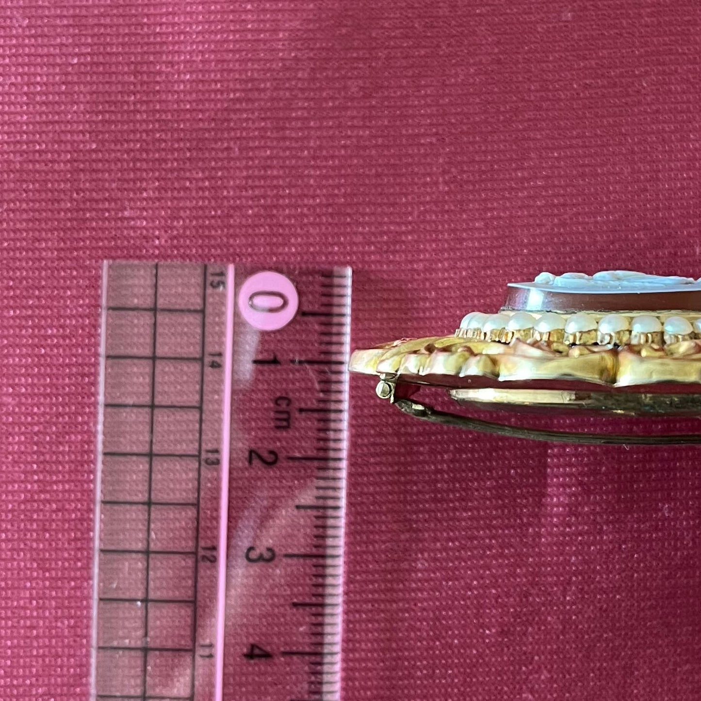 アンティークジュエリー アンティークブローチ  ストーンカメオ  K10 シードパール エナメル 28.0g 昔の職人の技術が詰まった美しい作品 MOBR00032