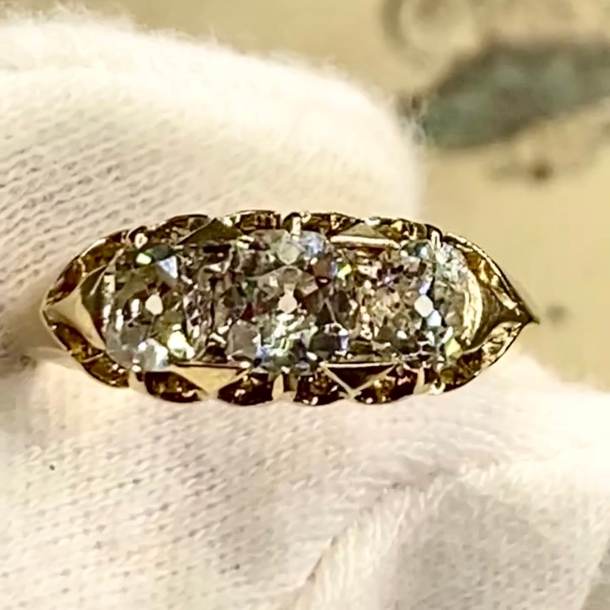 アンティーク ジュエリー イギリス K18   アンティークリング オールドマインカットダイヤモンド  約1ct 3石 トリロジー ベルチャーセッティング 1800年代後半 DR00740 Daisy Ring