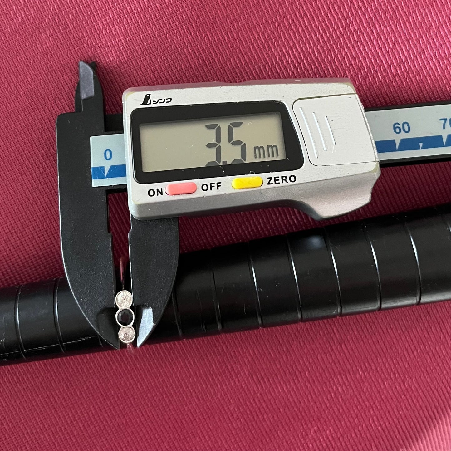 イギリス アンティーク ジュエリー オールドヨーロピアンカットダイヤモンド サファイア 3ストーン  K18  ゴールド コンビカラー リング 〜ロマンティックブルーサファイアとオールドヨーロピアンカットが織りなす輝き〜 DR00550