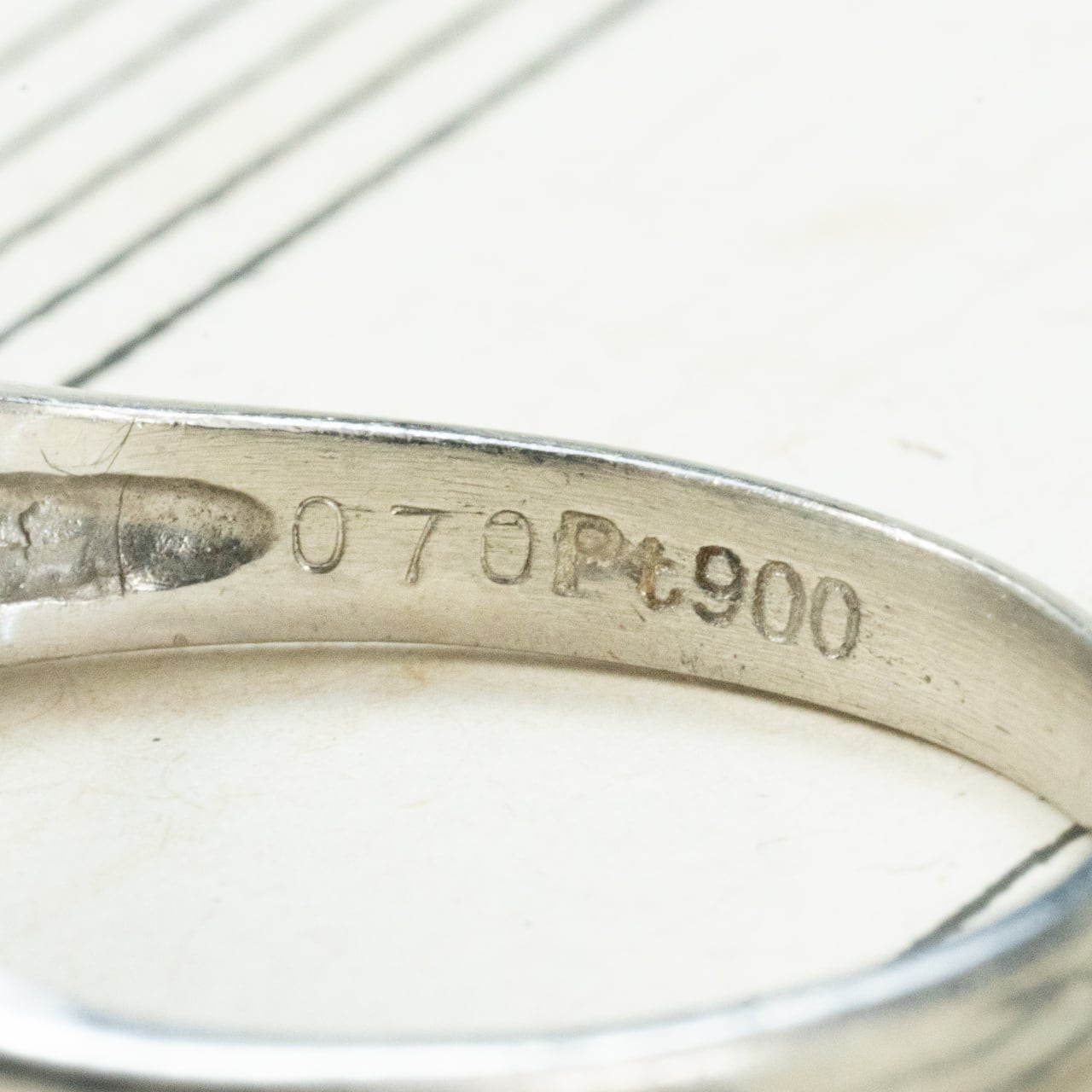 【日本の作品】ヴィンテージ 昭和ジュエリー Pt900 ダイヤモンド 0.7ct V字シェイプ 透かし レトロ デザイン シルバーカラー リング OKR00205