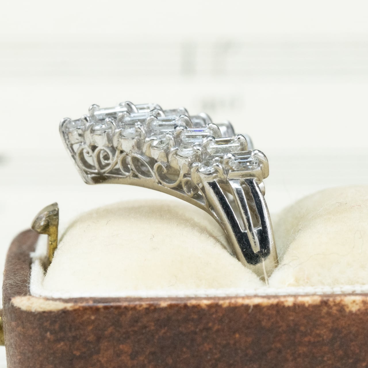 【日本の作品】ヴィンテージ 昭和ジュエリー Pt900 ダイヤモンド 0.7ct V字シェイプ 透かし レトロ デザイン シルバーカラー リング OKR00205