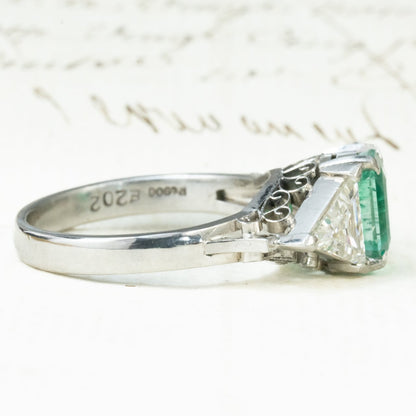 昭和レトロ Pt900 エメラルドリング 2.02ct / トリリアントカット ダイヤモンド 1.28ct ヴィンテージジュエリー ～顔まで美しい　トリリアントカットを添えたエメラルドヴィンテージリング ～