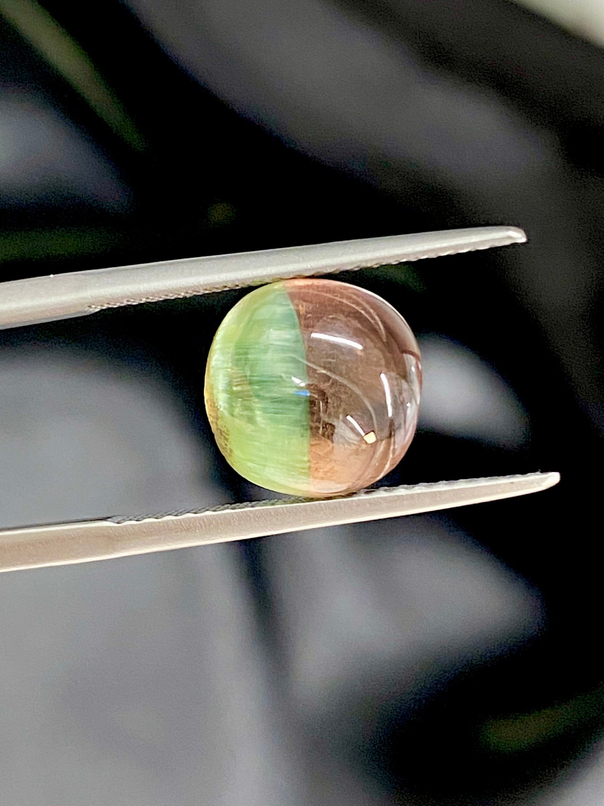 綺麗に真ん中でバイカラーのルースバイカラートルマリンキャッツアイ 4.00ct ルース 9枚目