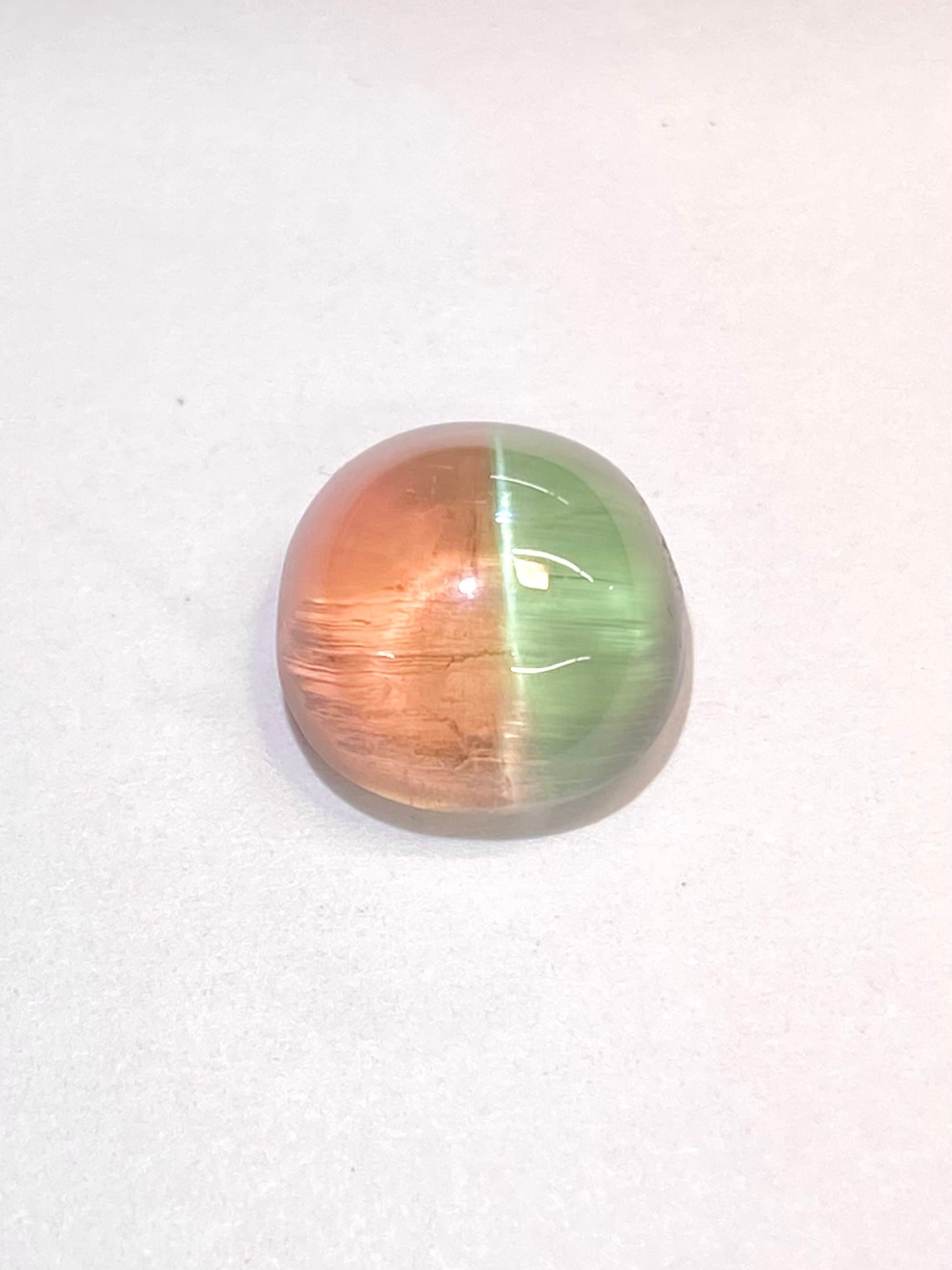 綺麗に真ん中でバイカラーのルースバイカラートルマリンキャッツアイ 4.00ct ルース 2枚目