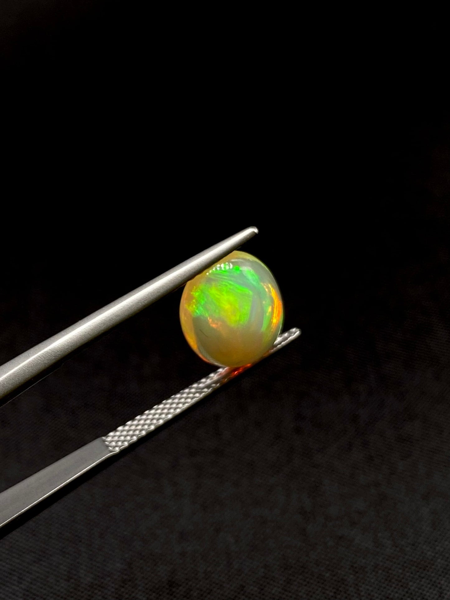 オパール 1.95ct ルース幅広ベール状オーロラ/炎のような劇的色彩変化 3枚目