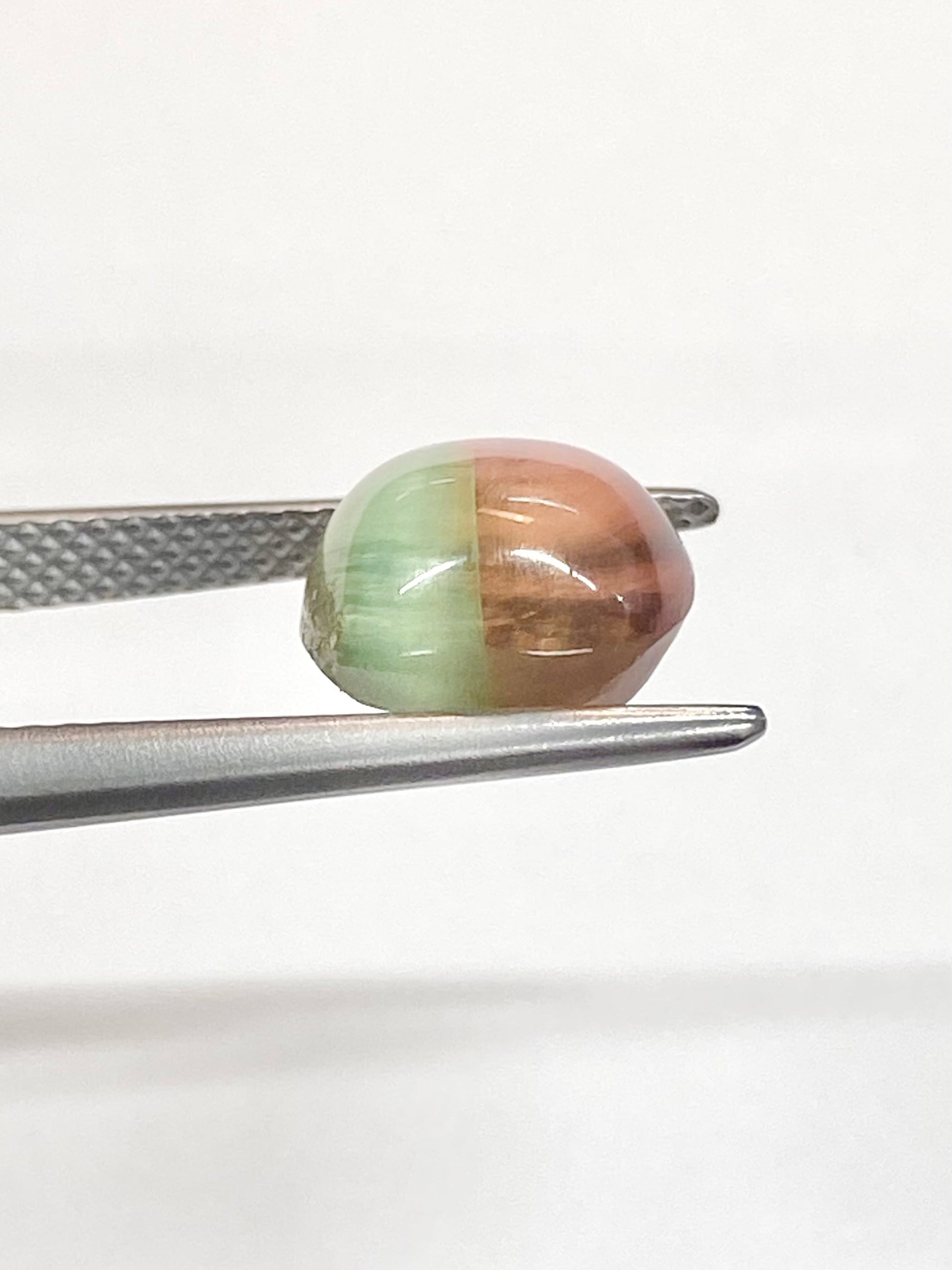 綺麗に真ん中でバイカラーのルースバイカラートルマリンキャッツアイ 4.00ct ルース 3枚目