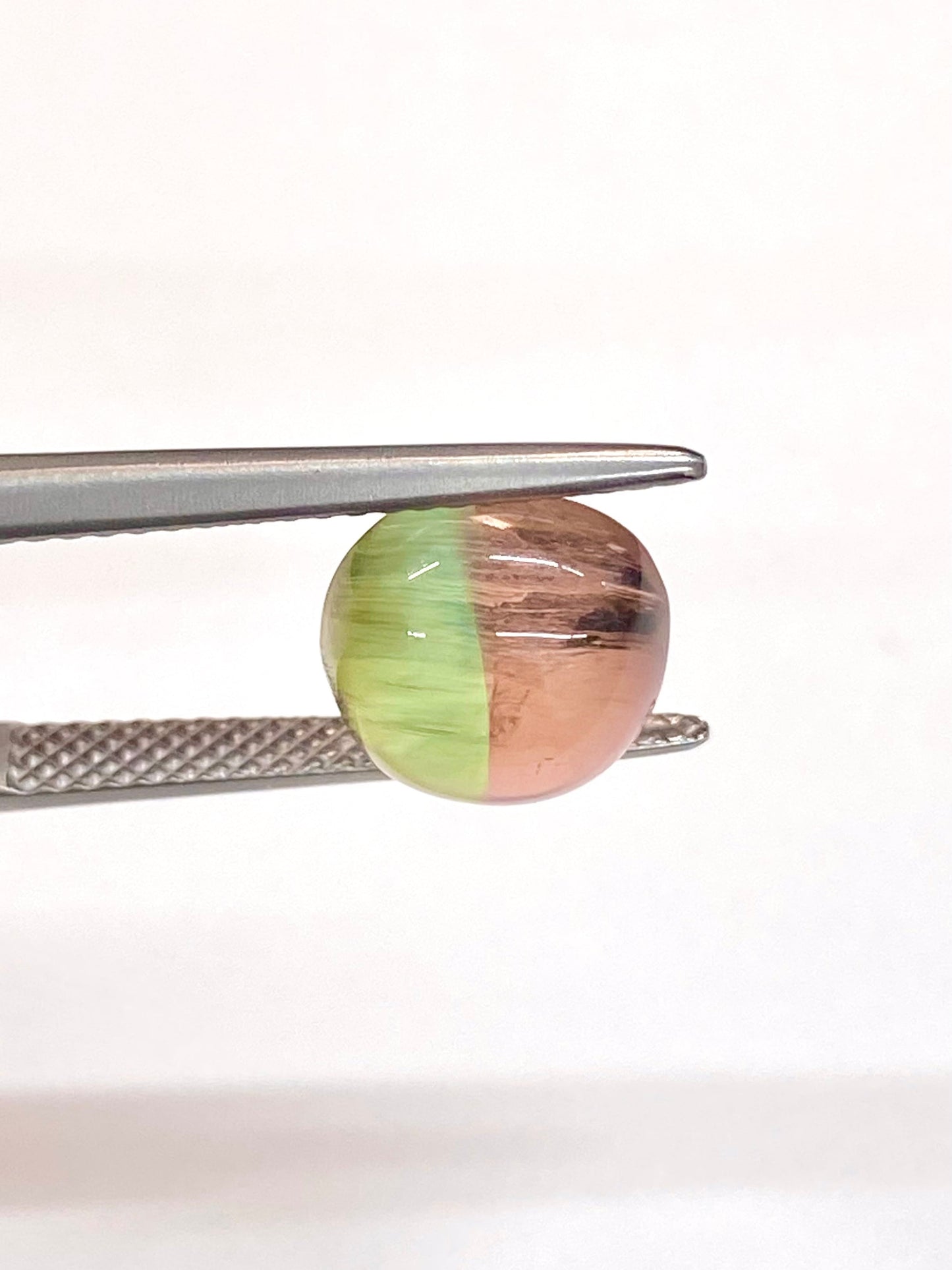 綺麗に真ん中でバイカラーのルースバイカラートルマリンキャッツアイ 4.00ct ルース 4枚目