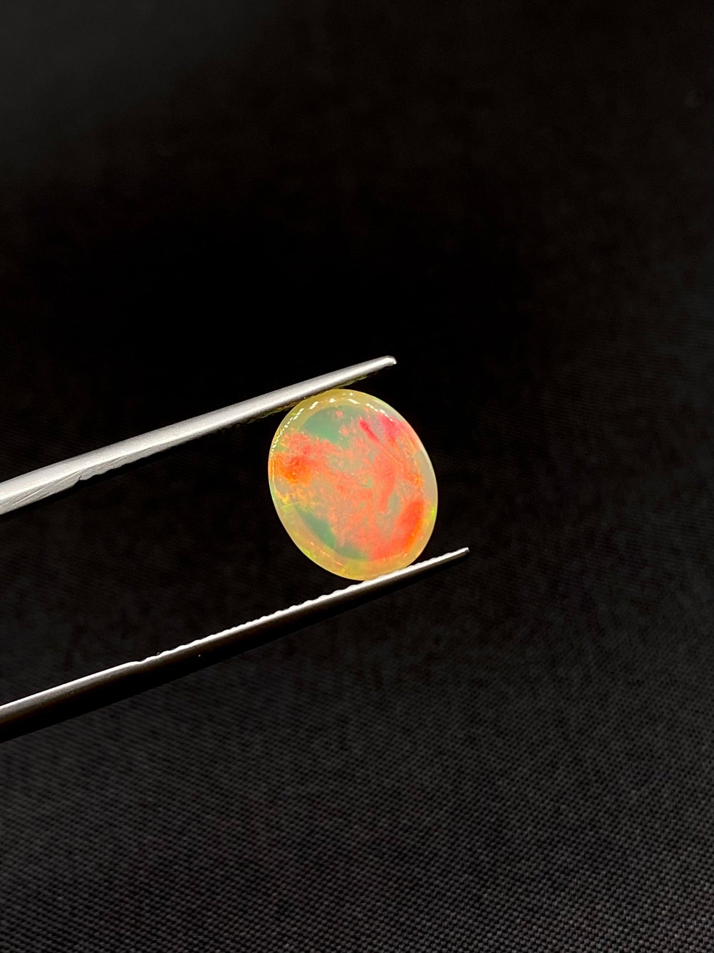 オパール 1.95ct ルース幅広ベール状オーロラ/炎のような劇的色彩変化 4枚目